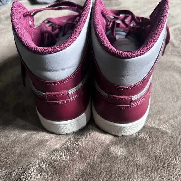 Air Jordan 1 Mids - Picture 3 of 6